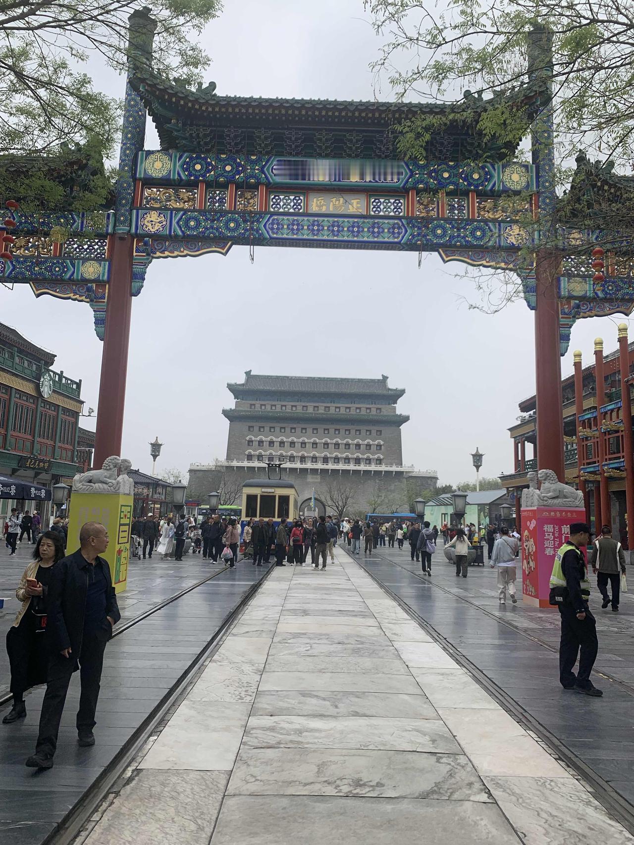 今天去前门附近吃饭，因为到的早，所以就到大栅栏转了一圈。游客不是很多。快到五一了