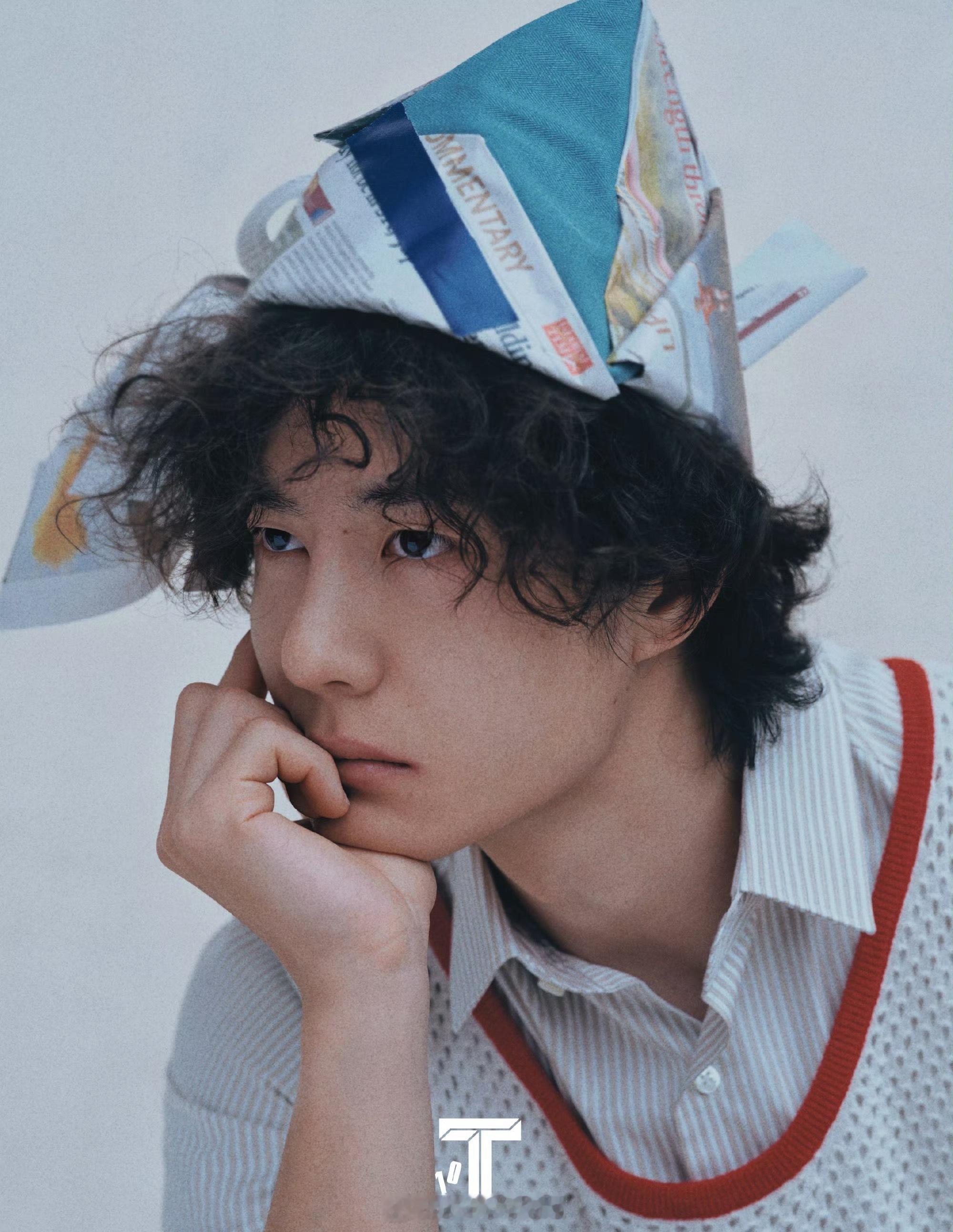 王一博T杂封面大片，粉丝说是纯素颜，我看有点像黄轩