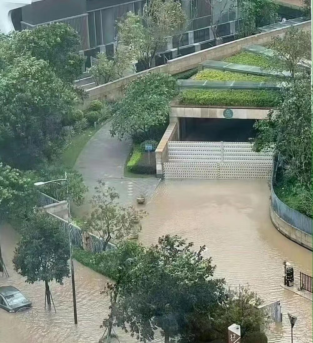 事实证明，物业工作用心总能做好。我家地下停车场一股霉味，物业都舍不得开通风