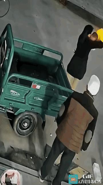 爷爷老了，有时会精神不集中，有情可原，


孩子妈妈呢，玩手机上瘾，带孩子还不忘