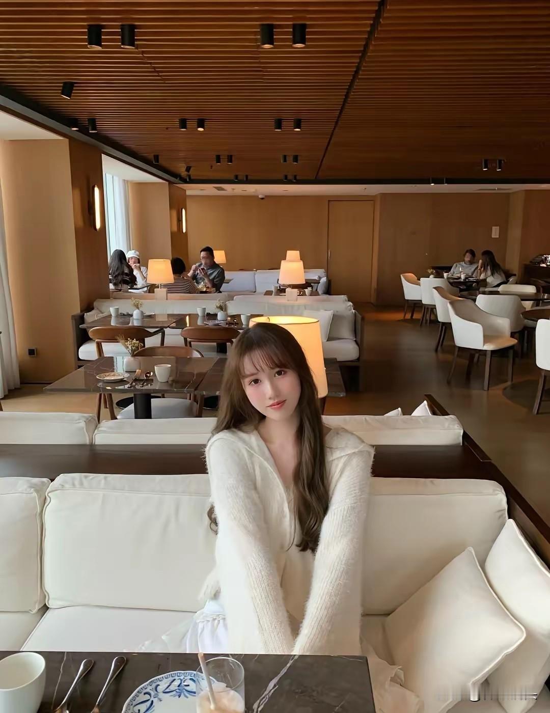 在温馨的咖啡馆里，享受宁静的午后时光🍂💕