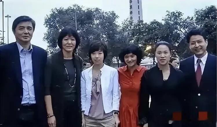 估计大部分人跟我一样比较容易认出站在中间的三位女士，她们有些是奥运冠军，有些是世