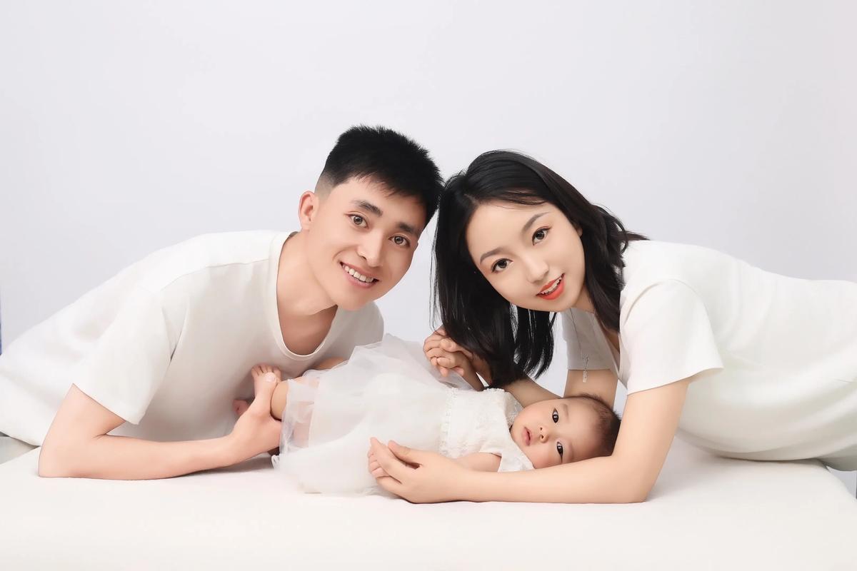 我认为支持。这个问题我肯定举双手赞成呀！

其实育儿假对男性来说，绝不仅仅是一个