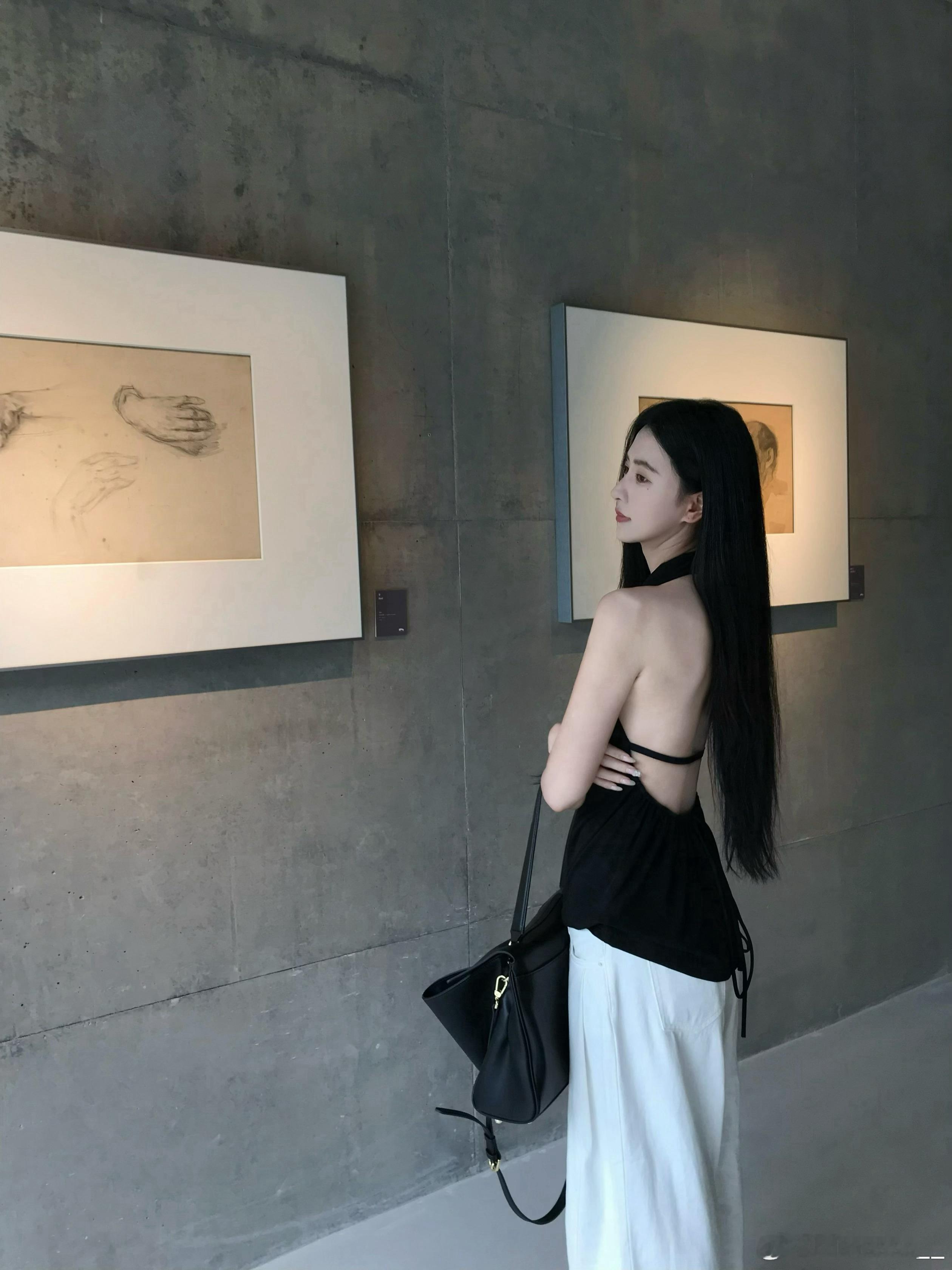 看了个展[照相机]（ps：朋友说我这后背很适合拔罐哈哈哈哈）随手拍 ​​​
