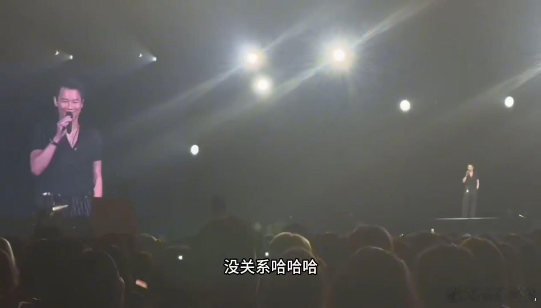 陶喆在舞台上找火锅店服务员 没想到现场有三四百位观众齐声回应自己就是Sarah，