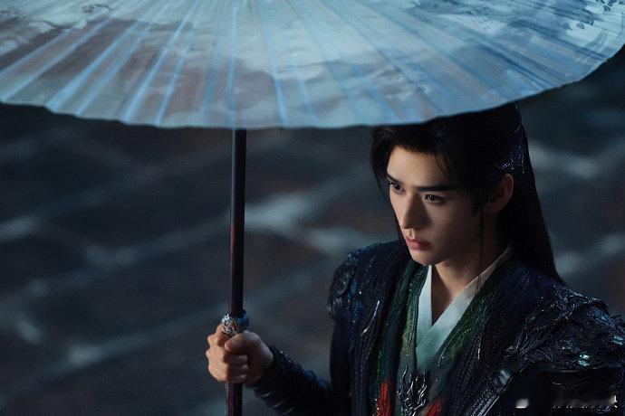 龚俊被鼓风机吹的嗷呜嗷呜的龚俊直播反差萌爆棚！顶着精致妆发嗷呜学鼓风机，这实力派