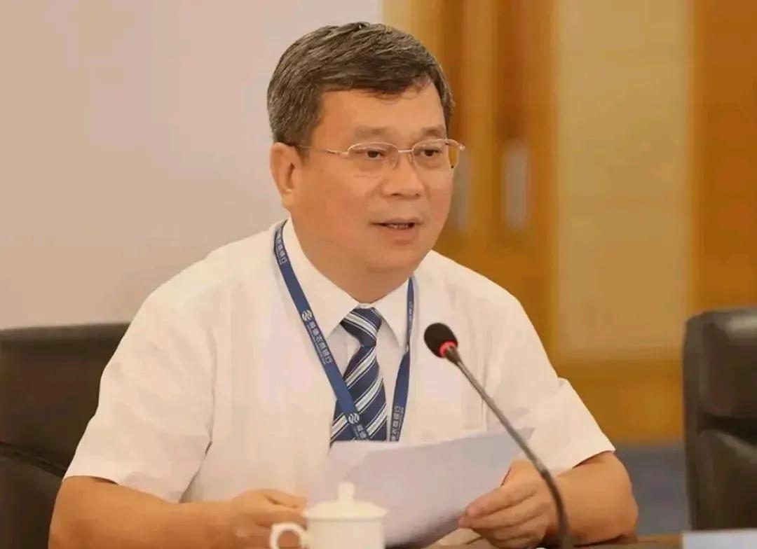年薪高达461万，掌舵十年之久，这样算下来，十年收入起码3000万以上，还有什么