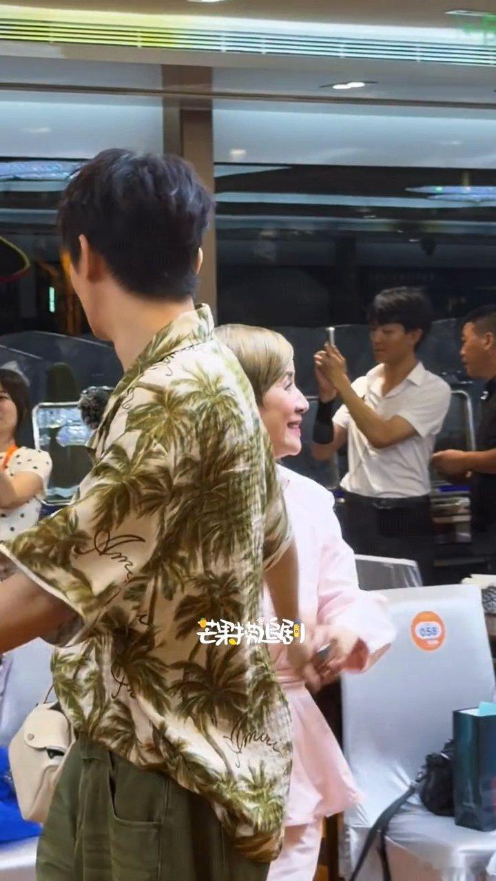 邓为吴君如牵手过安检邓为牵吴君如手 邓为吴君如牵手过安检～迫不及待想看到正片了 