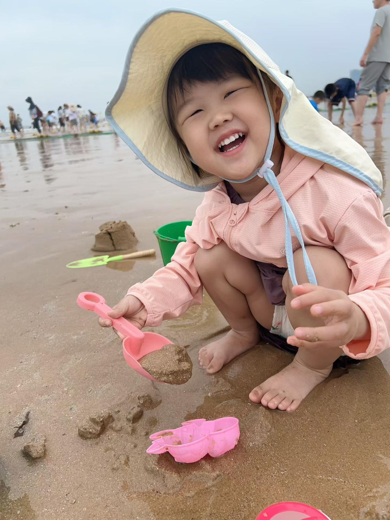 夏日生活打卡季放下所有烦恼，蹲在沙滩堆沙子。陪伴、海风、玩伴，平凡又治愈的海边一