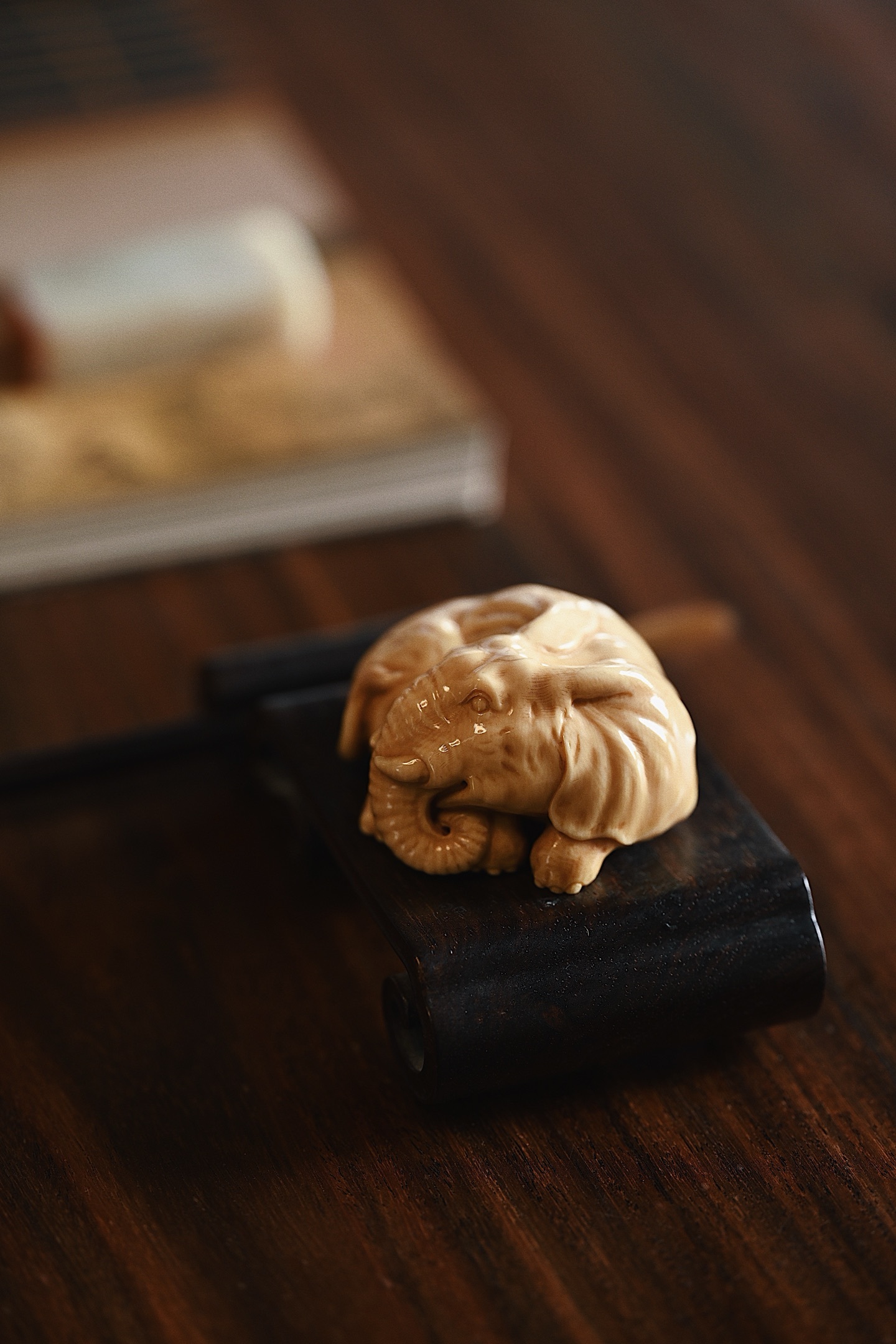 猛犸仿古 | 一团吉象 茶宠摆件仿古细腻有韵，裂纹充满质感，大象团卧，卷鼻圆眼，