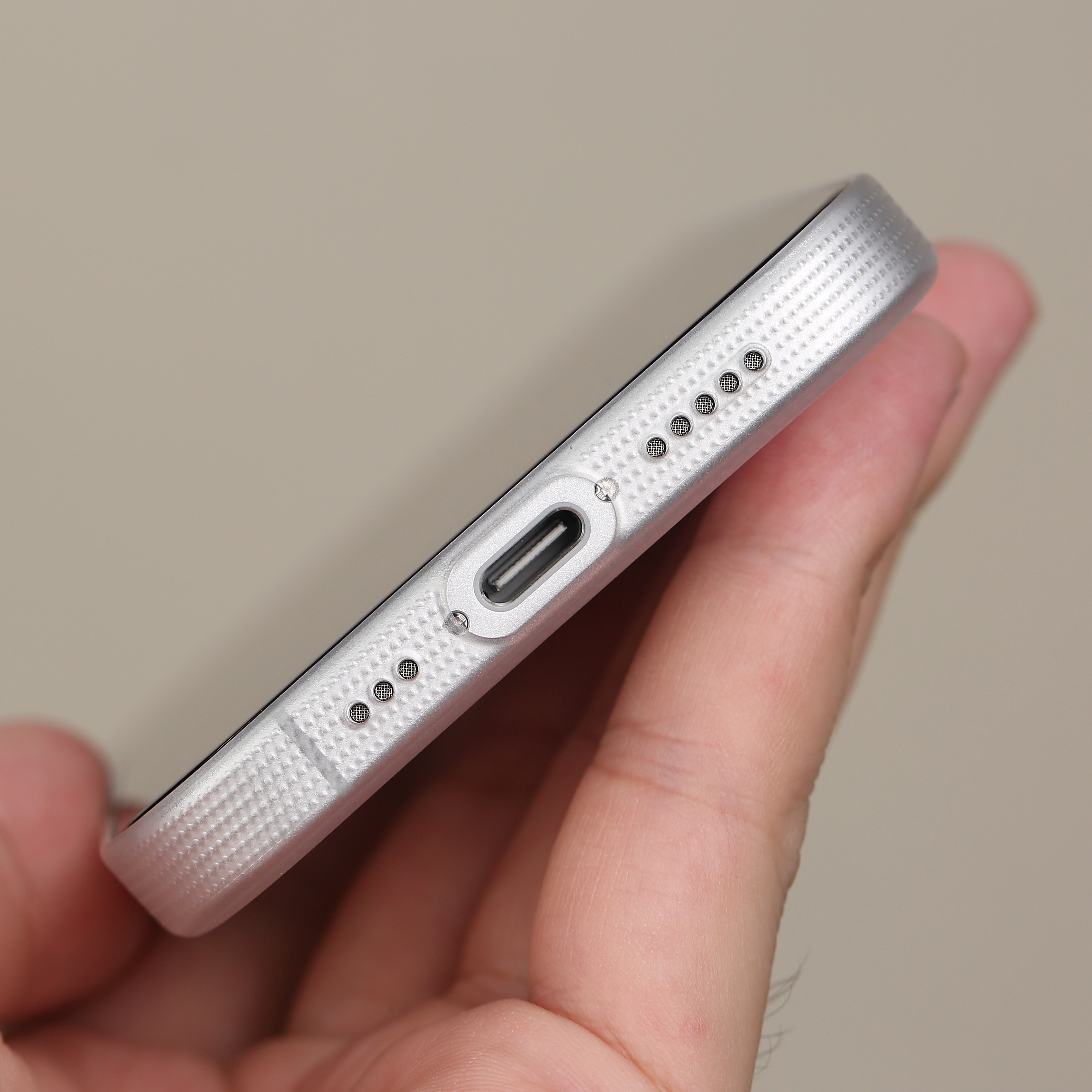 iPhone 17 白色搭配 PC 斜隐磁吸半透晒单。清爽不油腻的触感，正面屏幕
