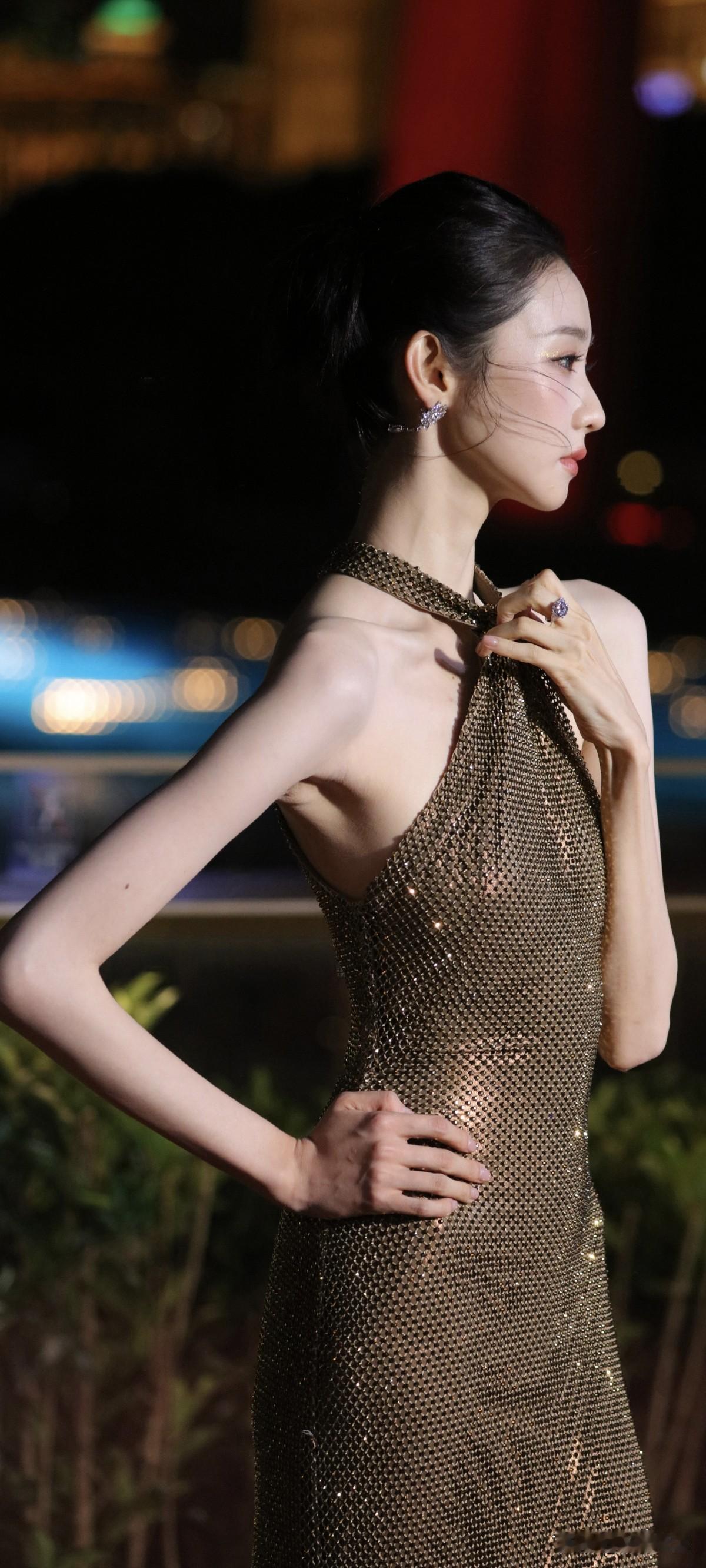 五官清冷舒展，眼神自带破碎感，像易碎的精致白瓷，淡妆比浓妆更出彩。