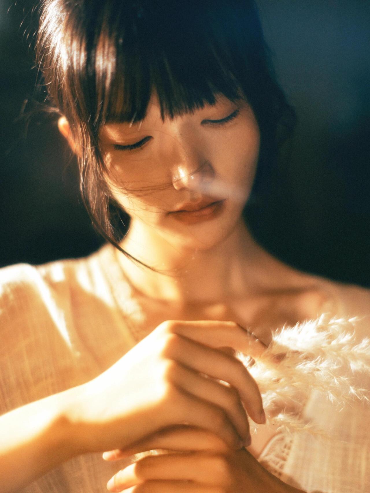 唯美的定格出模特的情绪，其实对于摄影师来说，是一种很大的挑战。特别是景别使用特写