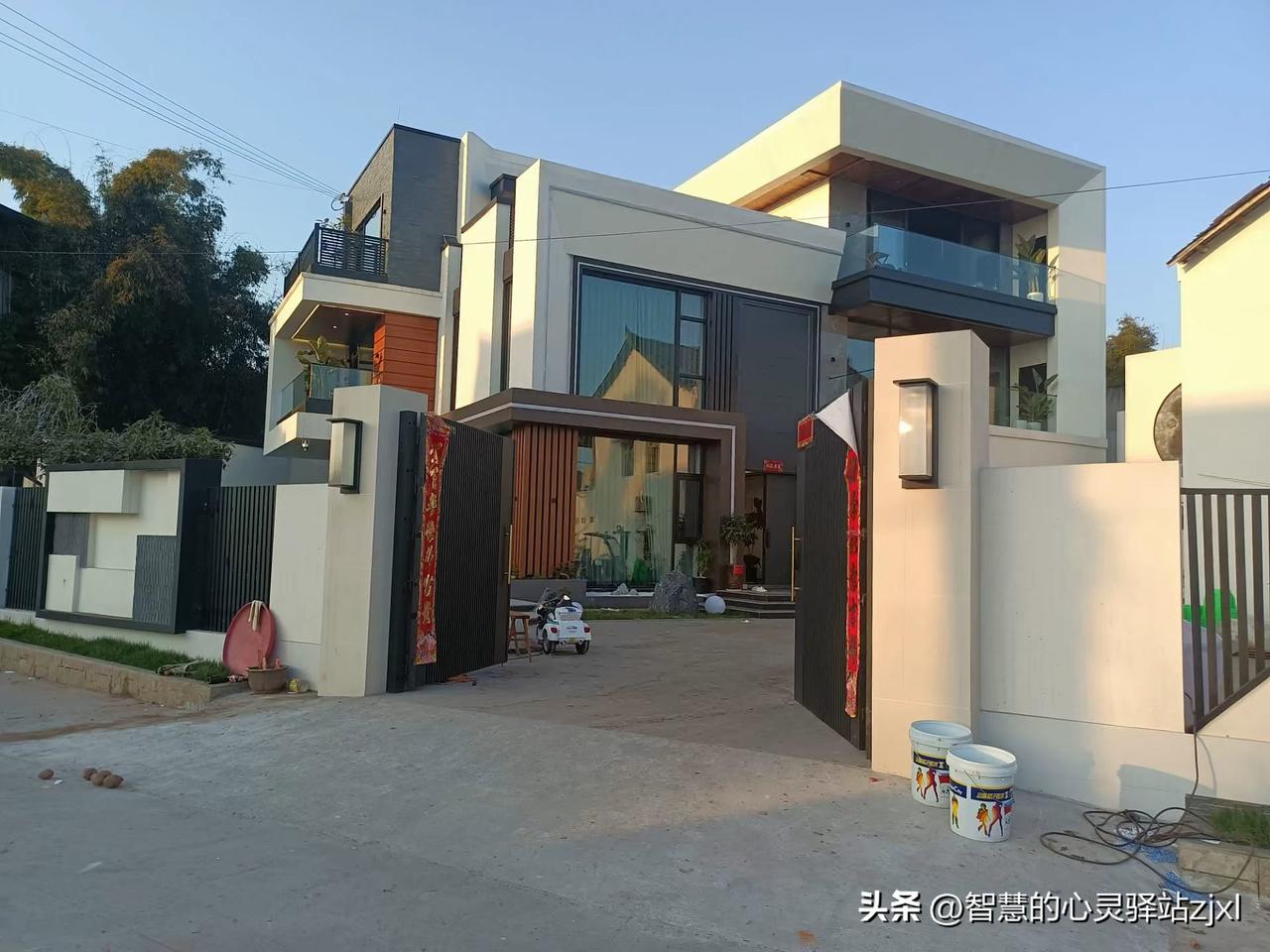 曾经天真的以为，回乡盖栋房子，就能过上幸福的日子。
没想到，盖起来的根本不是房子