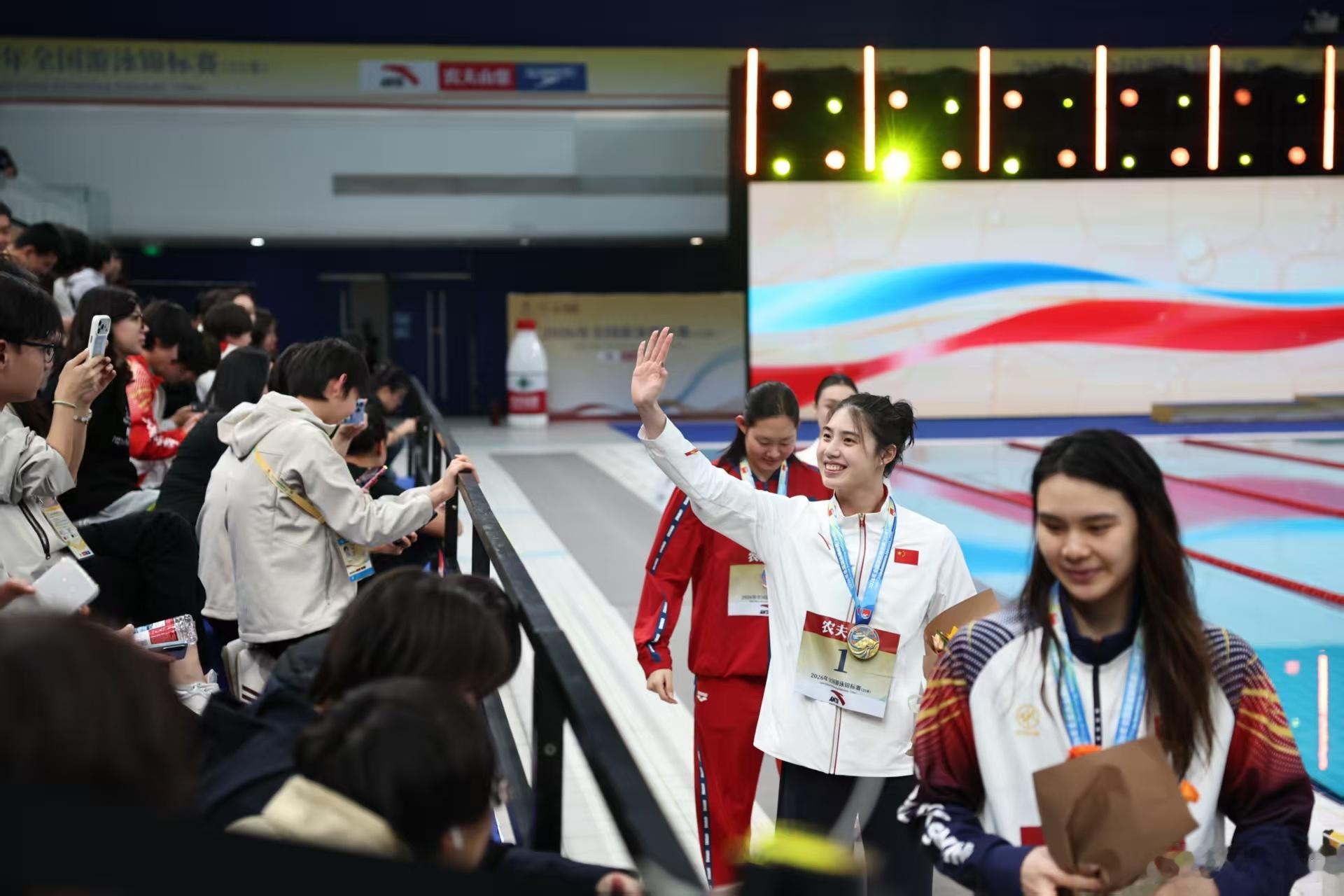 10月27日晚，2026全国短池游泳锦标赛女子100米蝶泳决赛，张雨霏游出54秒