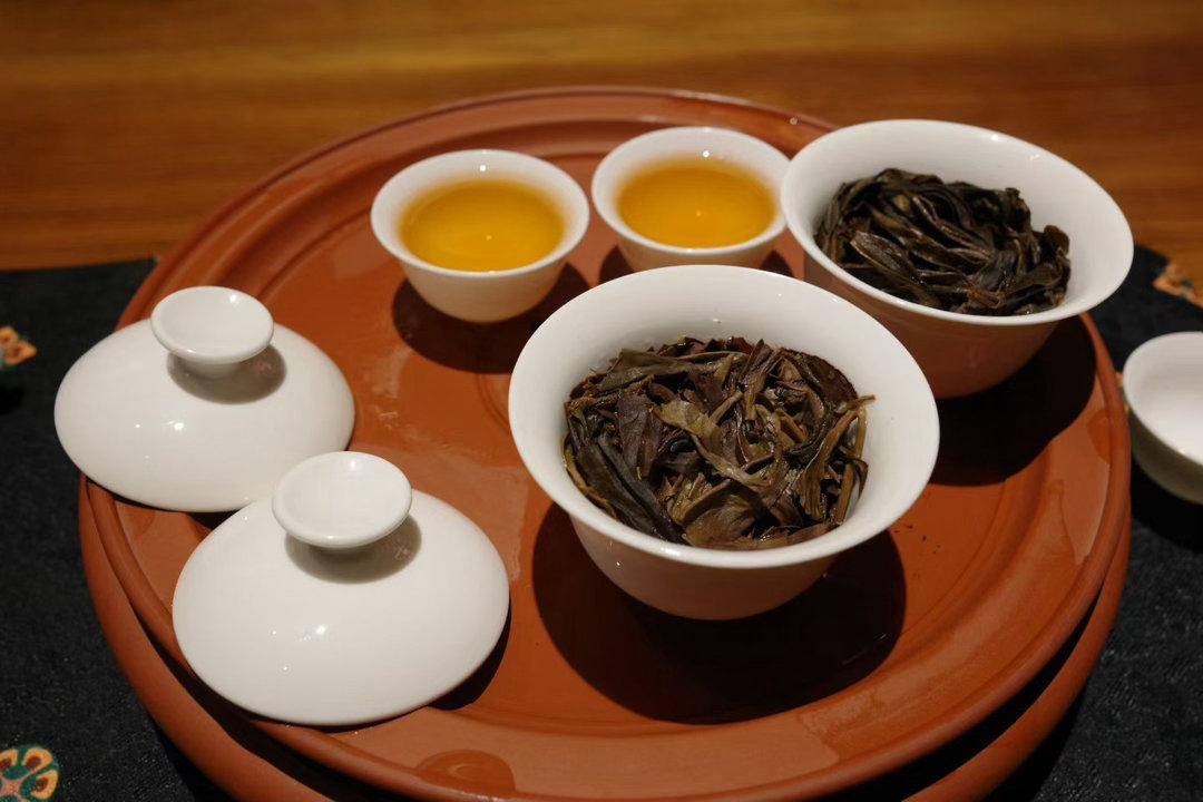 爱喝茶的人一定要收藏：

1. 喝茶前先看茶色、闻茶香、再品茶味。

2. 茶的
