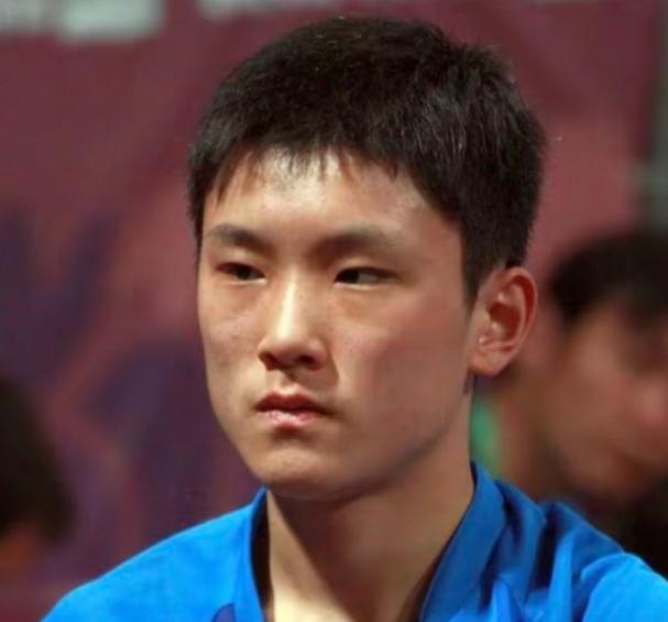 “五个绝对”后的张本智和像变了一个人：面对记者提问，不敢正面回答且眼神躲闪，没有