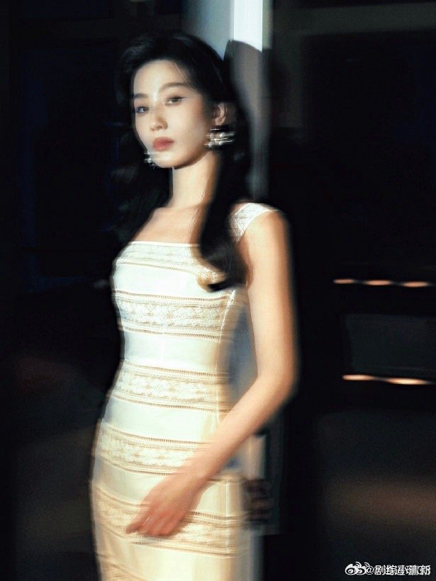 刘诗诗复古名伶既视感 刘诗诗这次的复古造型太出片了，每一帧都像电影截图。那种曼妙