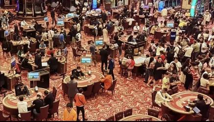 当你在澳门赌场赢了2000万打算走时，赌场不会拦你。可就在你转身那瞬间，侍者早备