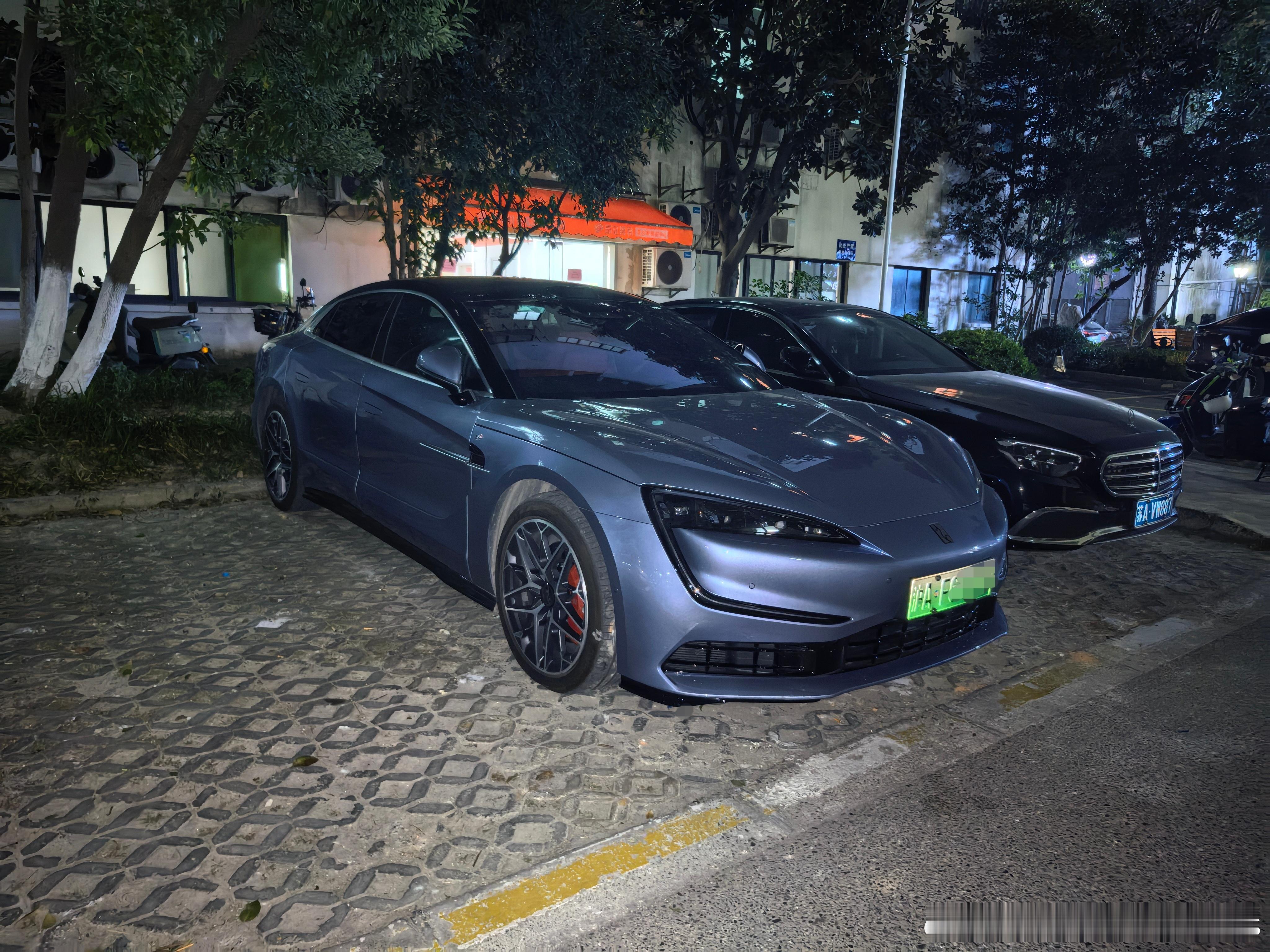 又看到野生U7了，可见度在上海好像真的还行大v聊车仰望u7