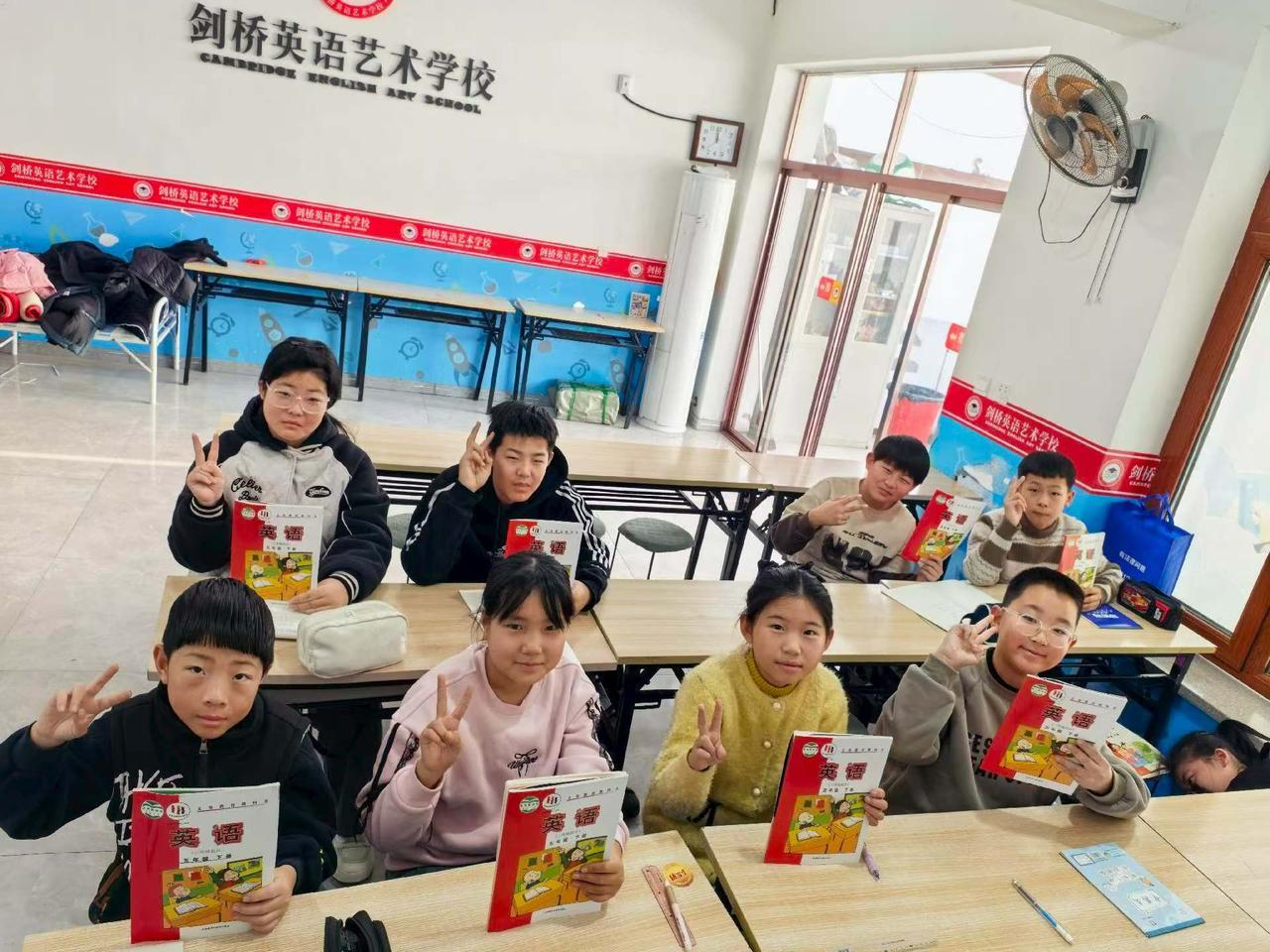 萌娃们齐聚剑桥英语艺术学校，一起学习，一起开心！📚👧👦👩👨一群学生在教