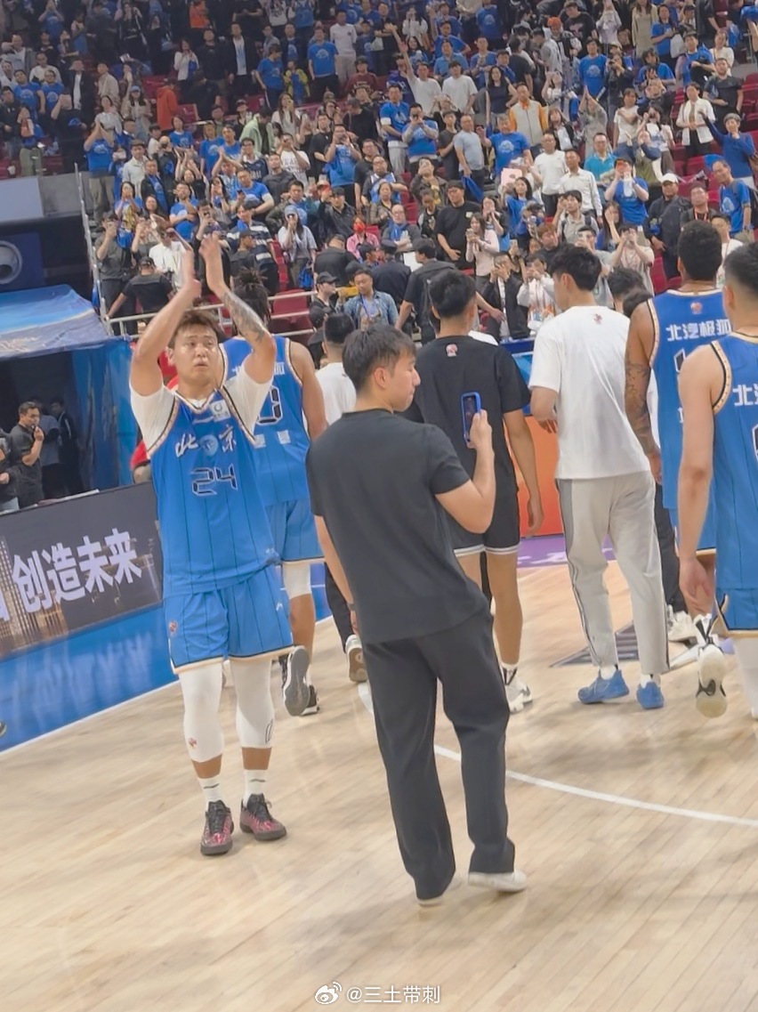 cba季后赛CBA 一场比赛也是一个赛季的缩影，充满希望、混乱、无力……大家都不