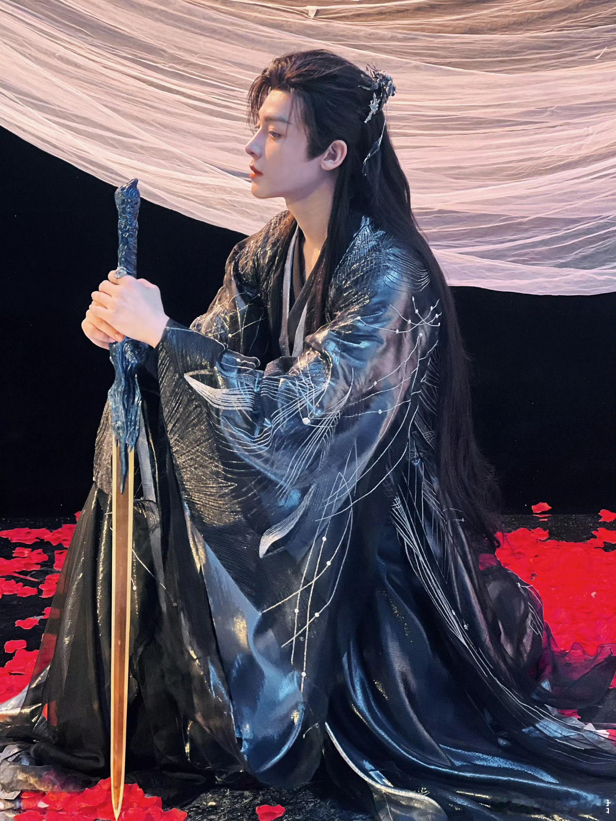 侯明昊入青云引导型恋人 谁懂啊！纪伯宰哪怕自己受着伤，眼里也全是明意的情绪，不强