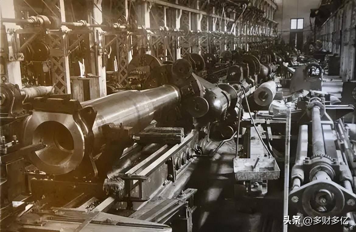 1951年，朝鲜某炮兵阵地上，一名沉默的排长，在敌机呼啸中弯腰捡起一枚滚烫弹壳：