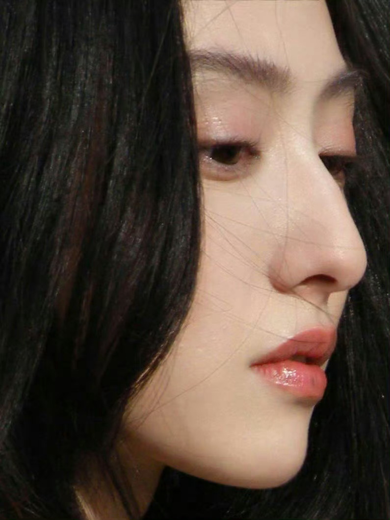 【胡连馨】这个侧颜真是造物主的伟大奇迹 ​·胡连馨美貌不基础搞事业更不基础 ​​
