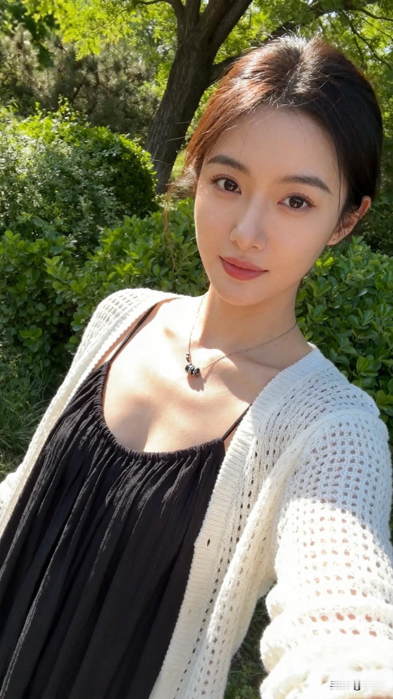 阳光明媚，她微笑自拍。