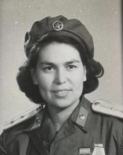 [微风]1965年，55岁的刘亚楼因为操劳工作，英年早逝。离世前，他叮嘱小自己1