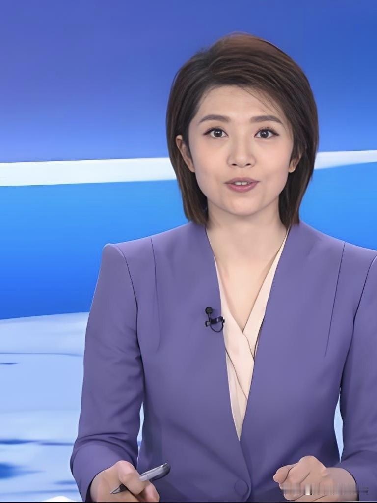 央视新闻主持人果欣禹，知性亲和，是AI虚拟主播“果果”原型。主持《朝闻天下》等节