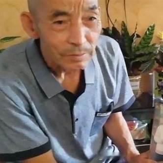 武汉街头，一名煎饼摊主意外捡到两个女婴。为了把孩子拉扯成人，他终身未娶，含辛茹苦