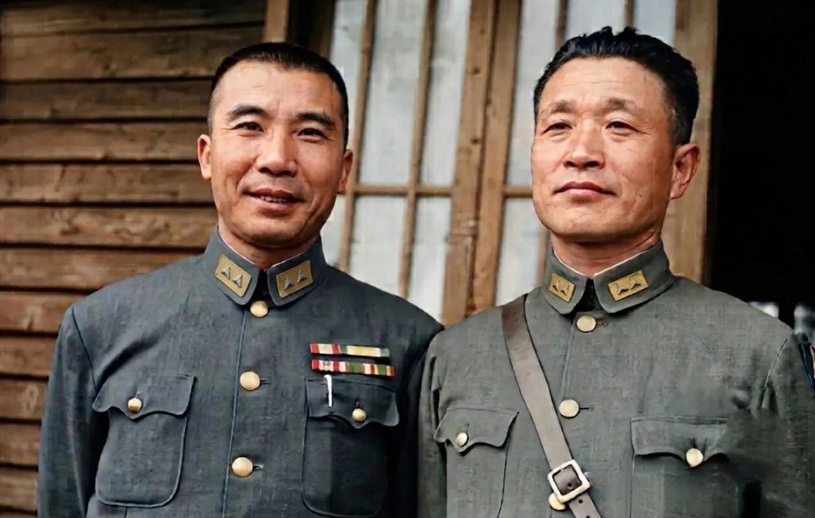 1945年，王耀武和杜聿明在湖南芷江受降仪式之后留下的合影，王耀武当时担任第四方