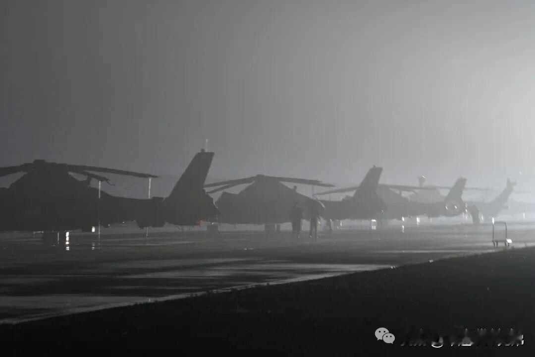 铁翼列阵，近海突击！中部战区陆军第82集团军某旅，一场海上实弹射击在低云密雨中拉