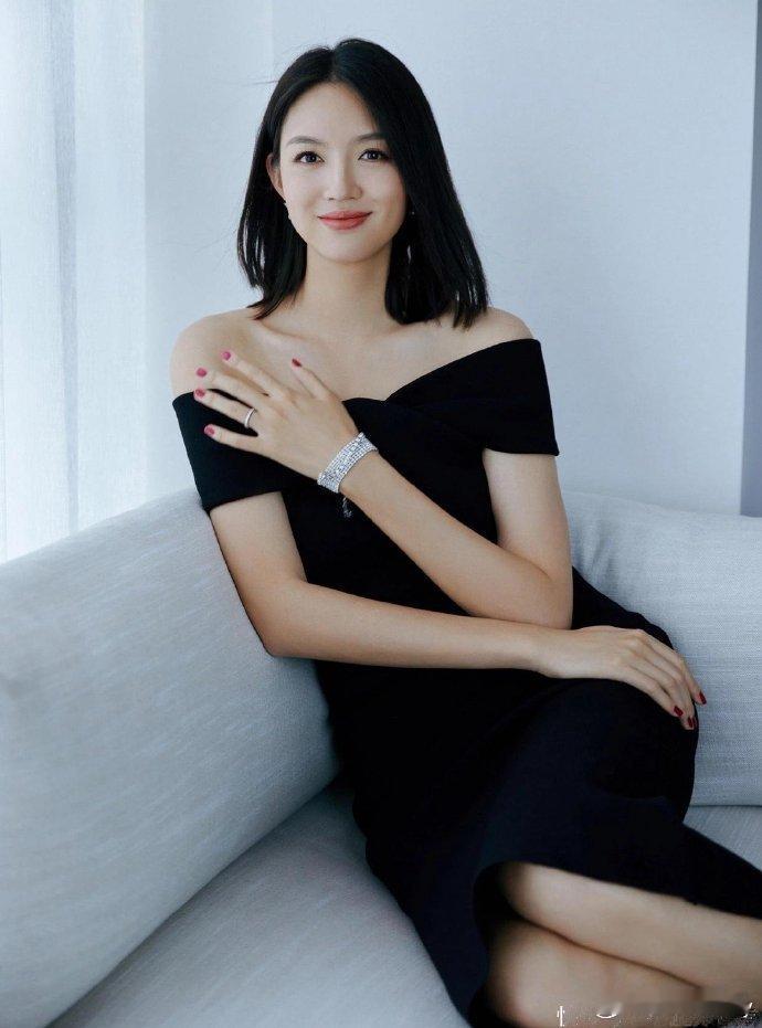 张梓琳气质独特，彩色一字肩连衣裙展现时尚魅力，强大气场不容忽视。 