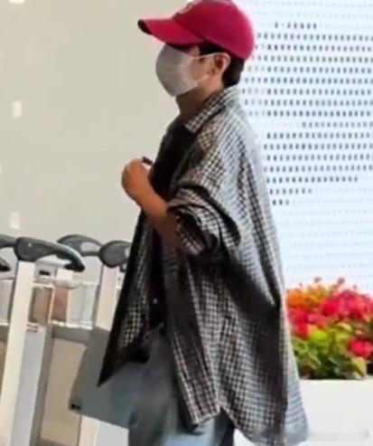 王俊凯今天好男大王俊凯出发参加上海活动  光影盛会即将开启，王俊凯顺利从北京出发