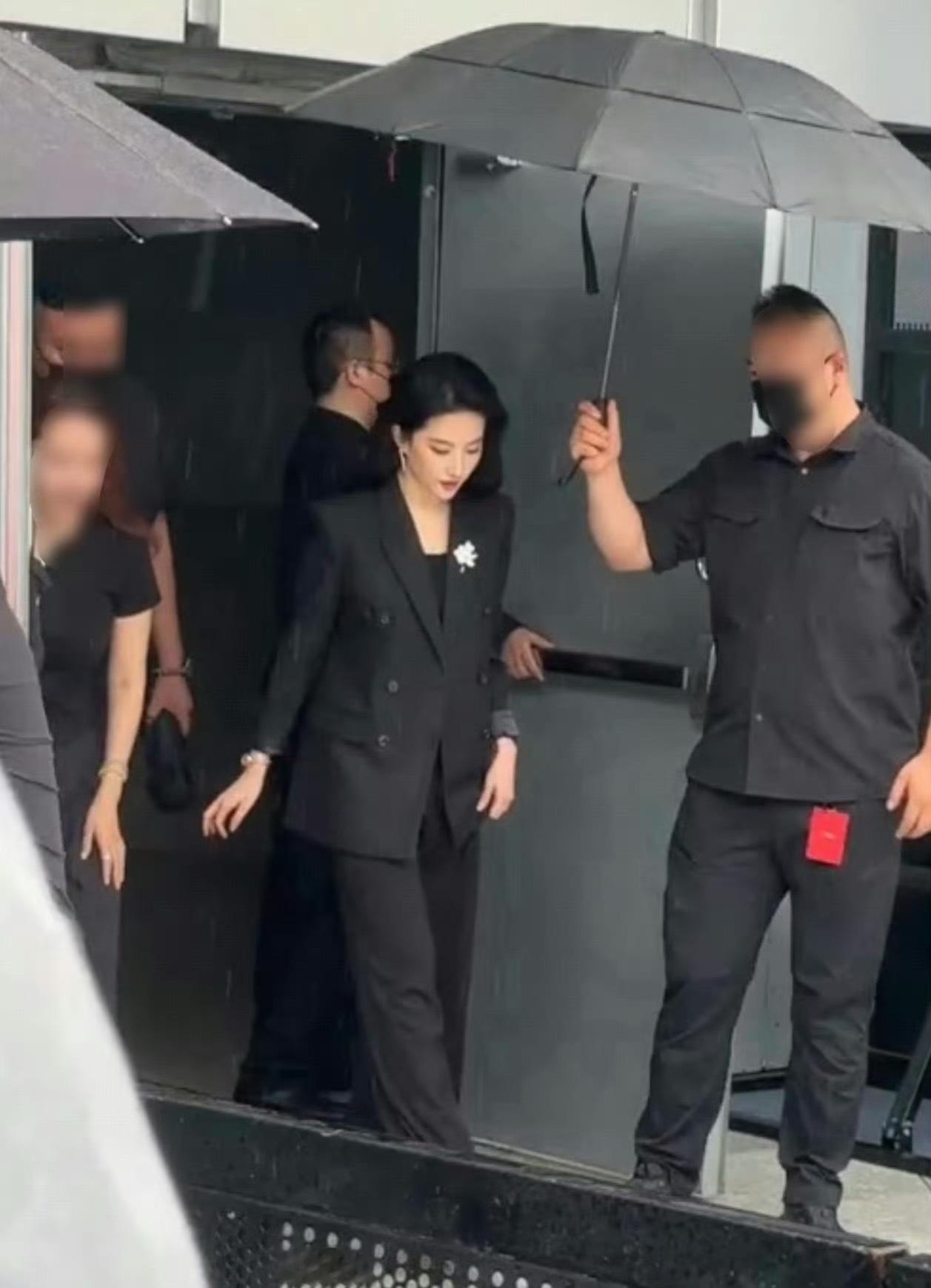 刘亦菲整个团队都穿黑色 说实话明星团队统一着装不稀奇，但全员黑色还佩戴白胸花真的