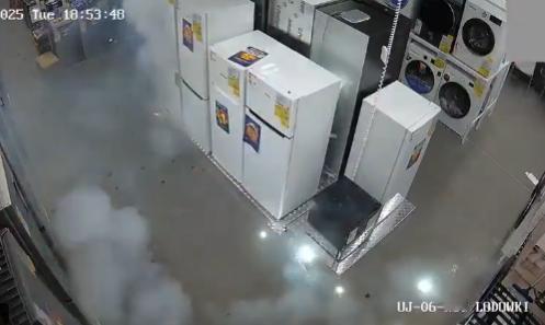 【🤯🎆在波兰，两名成年男子在一家商店内燃放烟花，意图分散店员注意力并实施盗窃