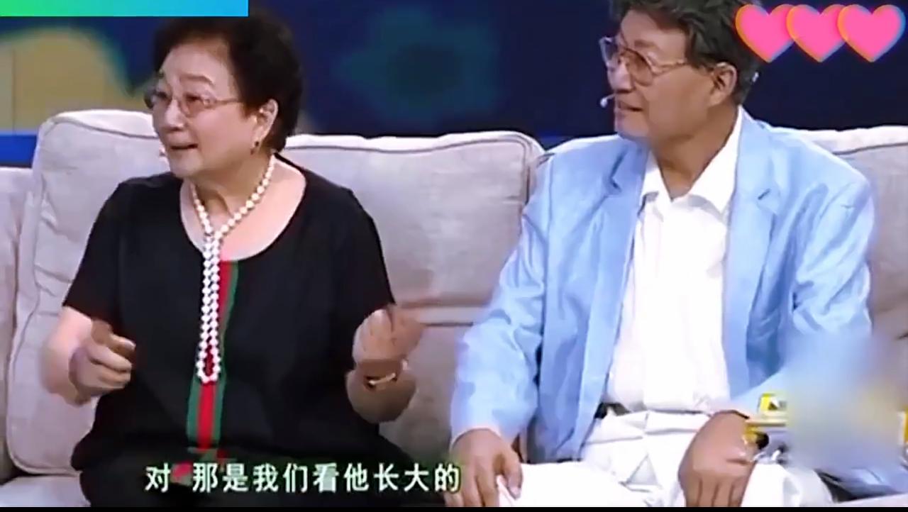 原来汪峰的父亲非常看不上汪峰唱流行歌。
这是演员胡军的父母在节目上爆料。
他们是
