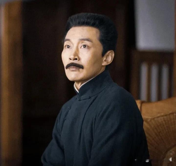 我敢说，曹磊是“鲁迅”先生的天花板，没有任何一个男演员可以比得上，不接受反驳。