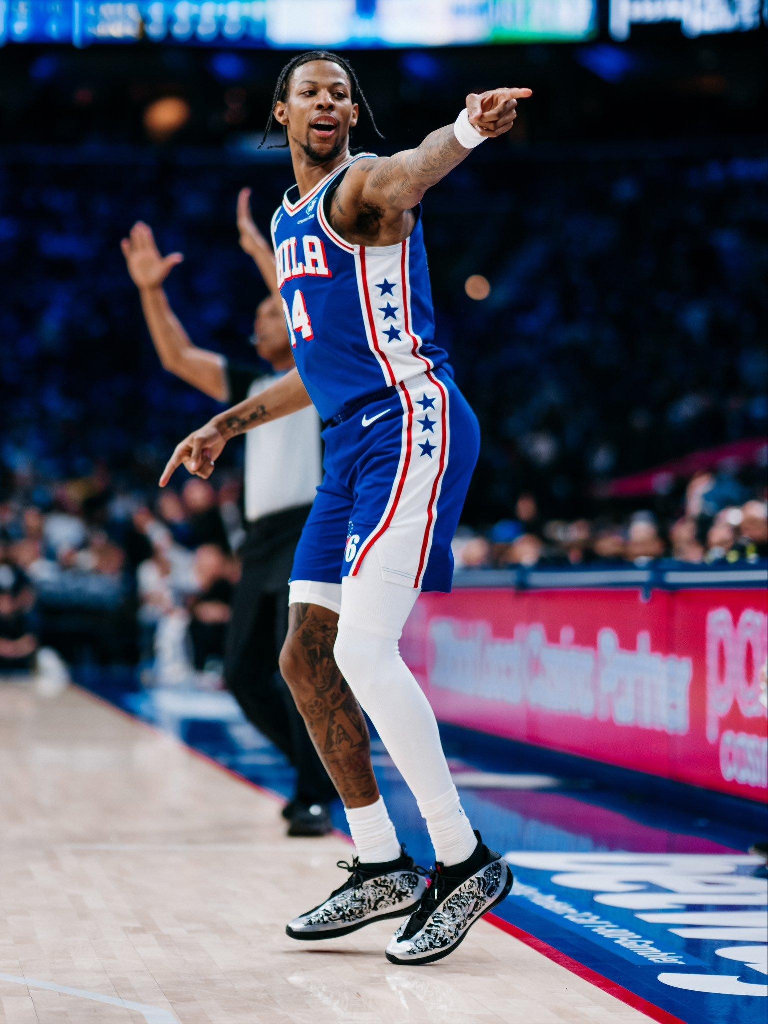 76人裁掉卡梅隆-佩恩，转正达伦-特里。佩恩本赛季出战22场，场均7.4分2.6