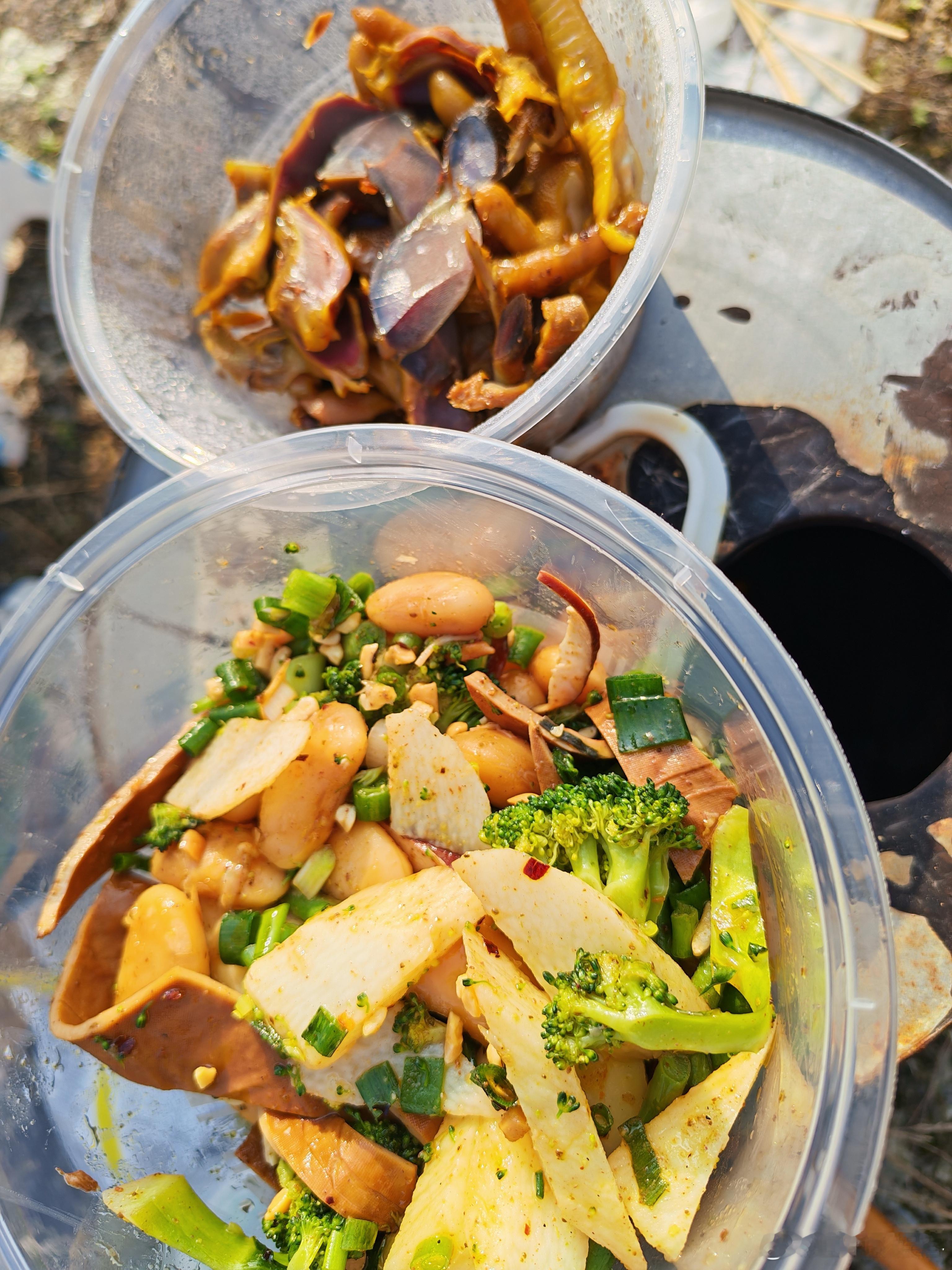 90后小伙跟父亲跳健身操暴瘦76斤广场舞上的上阵父子兵太暖了！90后小伙陪父亲跳