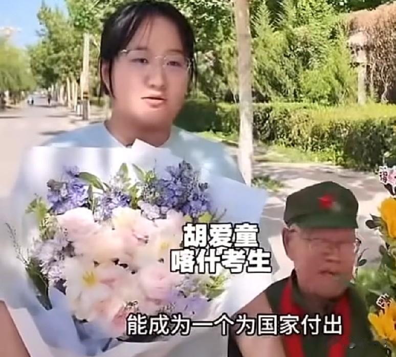 6月9日，喀什八旬老兵坐着轮椅迎接刚刚结束高考的孙女，孙女从考场出来的一刹那惊异