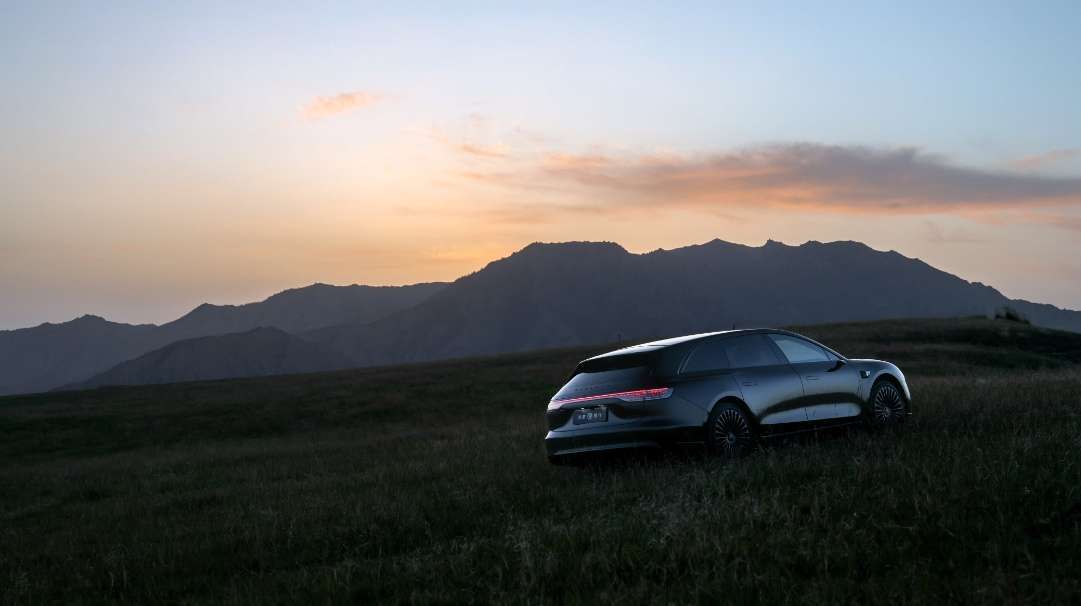 杨幂一日Vlog太真实！ 直接开投影幕布循环《茉莉雨》，沉浸式解锁移动KTV；拍