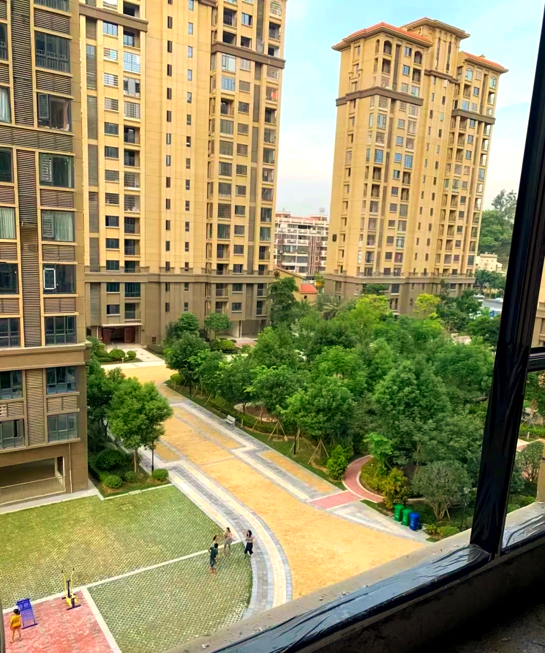 记录者 人类经历的住房：1，洞穴（图1-2）2，茅草屋（图3-4）3，砖瓦房（图