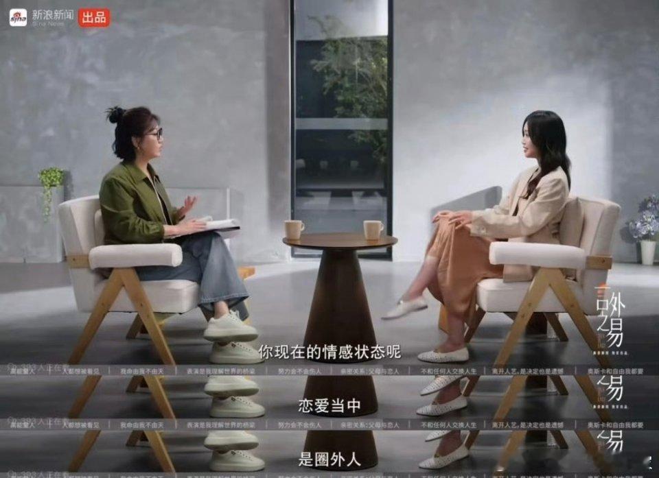 2019年，曹骏与蓝盈莹先后在个人社交平台发文宣布分手，结束三年恋情。曹骏发文称