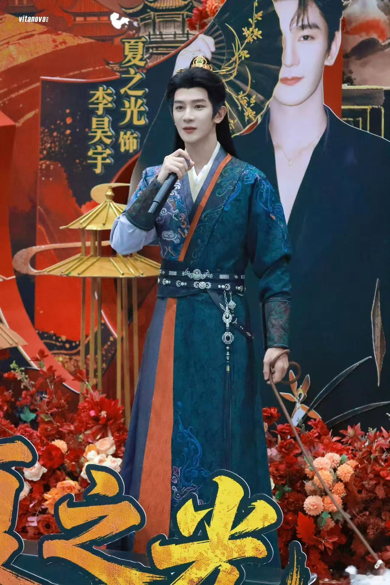 夏之光头套占脸的二分之一夏之光新剧定妆照 夏之光新剧《我的仵作前辈》定妆照，头套