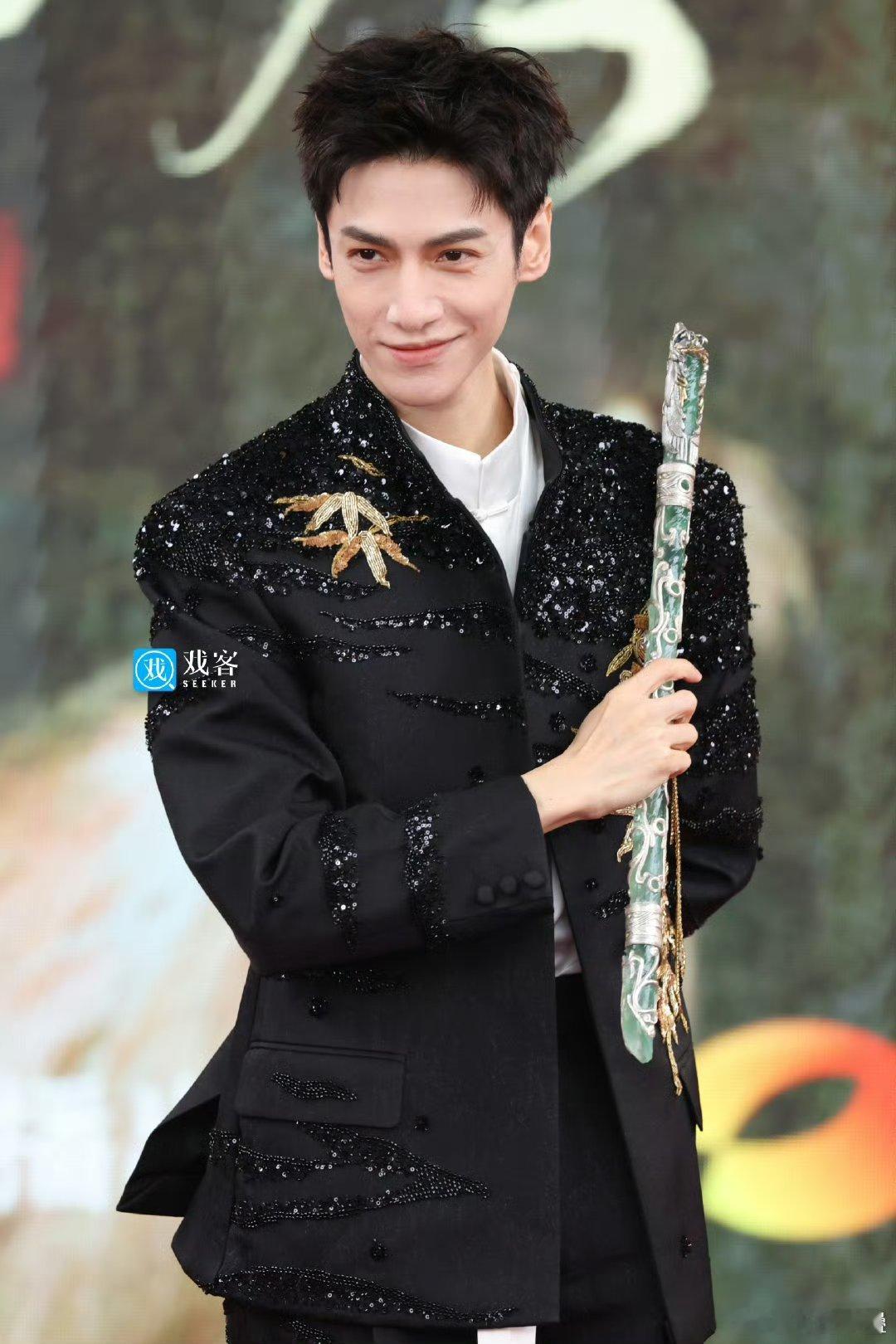 香蜜甚至乃至上古情歌时脸的“长宽比”都比较均衡现在太瘦感觉老长一张脸 ​​​