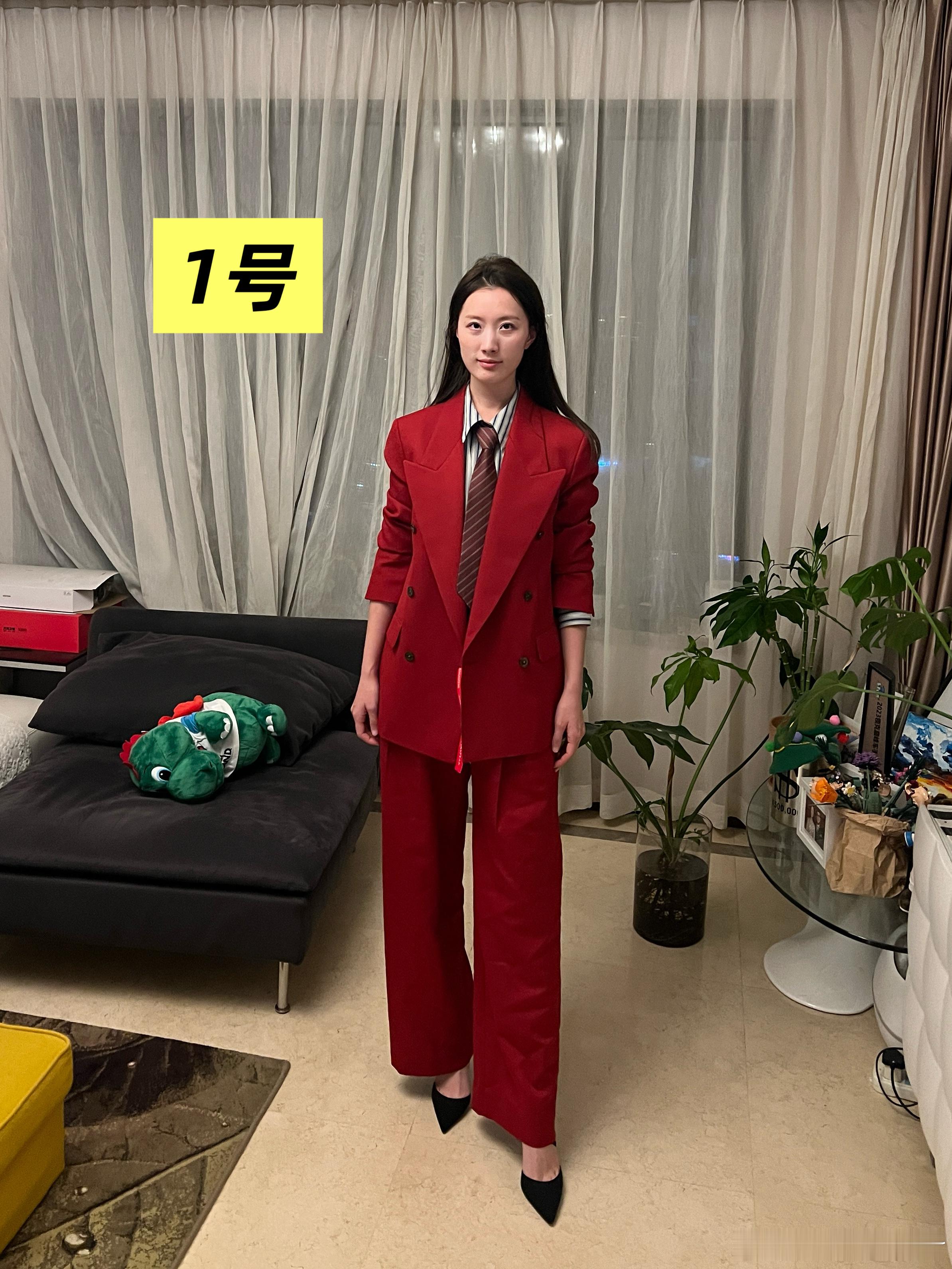 大家来帮忙选个西装吧～下周主持颁奖盛典准备穿一身红1的红很正 实物很有气场2很修